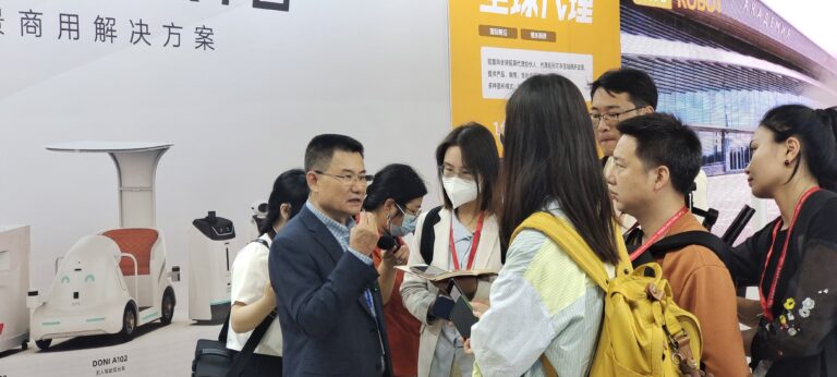 杜尼(DONI)移动机器人参加中国第十三届加工贸易产品博览会（PTPF）